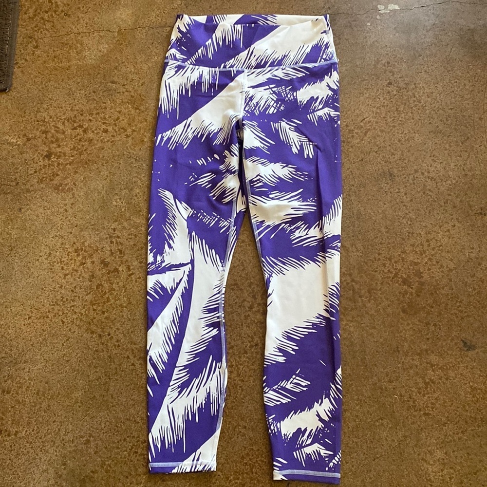 PureLuxe by Fabletics purple and white palm‎ 3/4 workout yoga running leggings